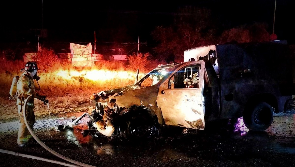 Camioneta de la Fiscalía de Guanajuato se incendia en carretera | Especial