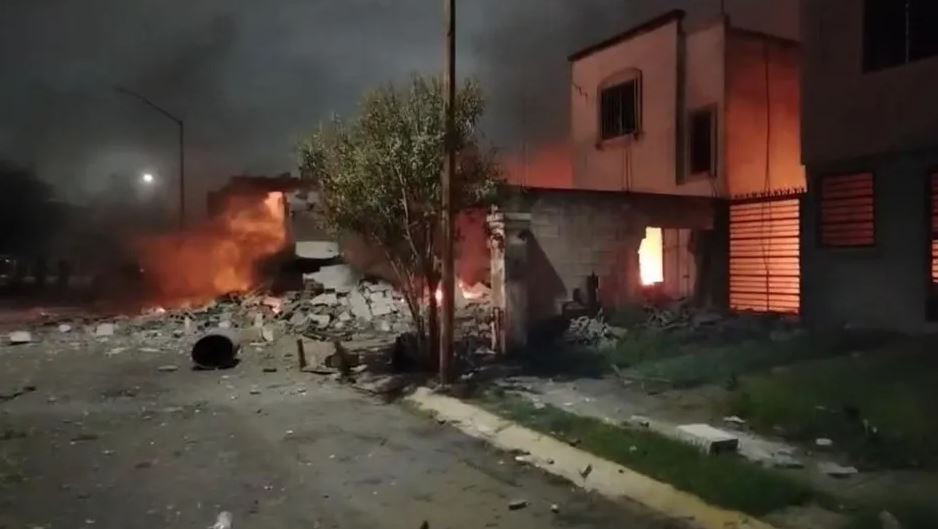 Explosión de pirotecnia causa incendio en cinco viviendas en Pesquería; hay dos muertos