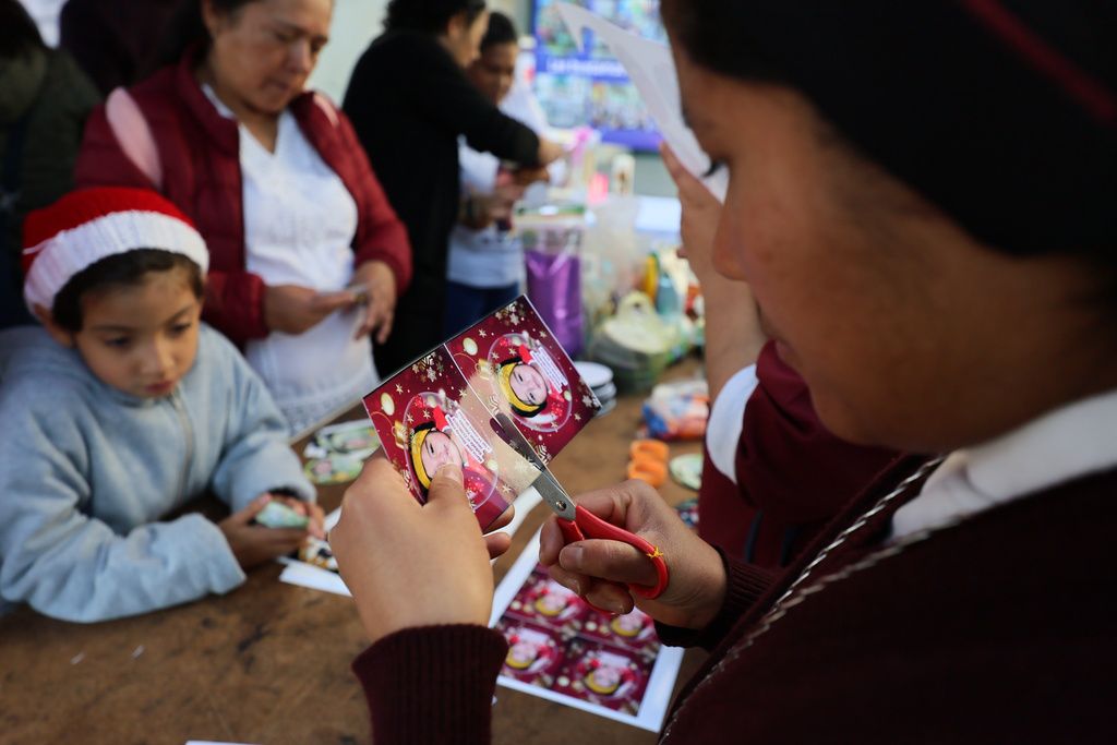Familias en Ecatepec colocan esferas navideñas en el Árbol de la Esperanza para rendir homenaje a sus seres queridos desaparecidos. | Agencia AP