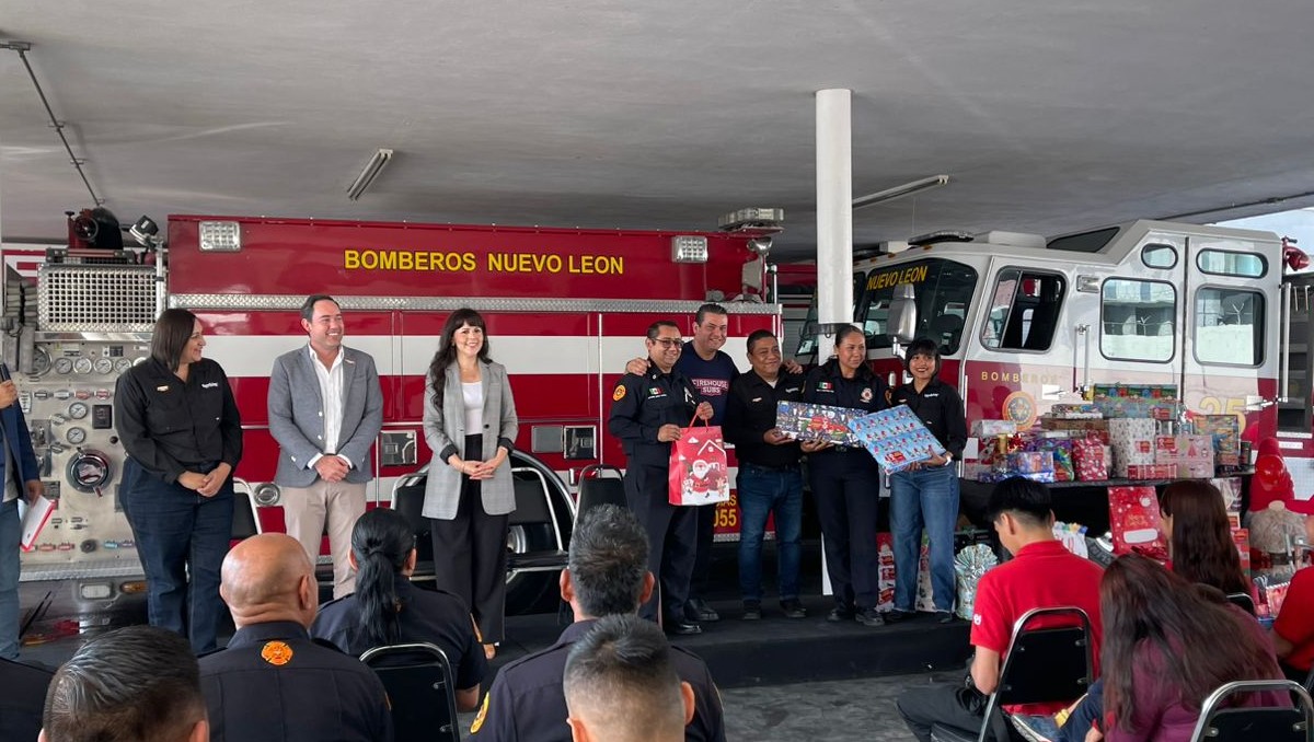 Firehouse Subs y Fundación Multimedios entregan juguetes para hijos de bomberos. Foto: Gabriela Garza