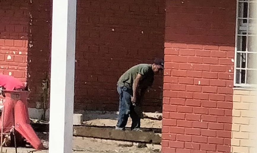 En San Pedro, dan mantenimiento a escuela donde murió Anuel. (Damián Ramírez)