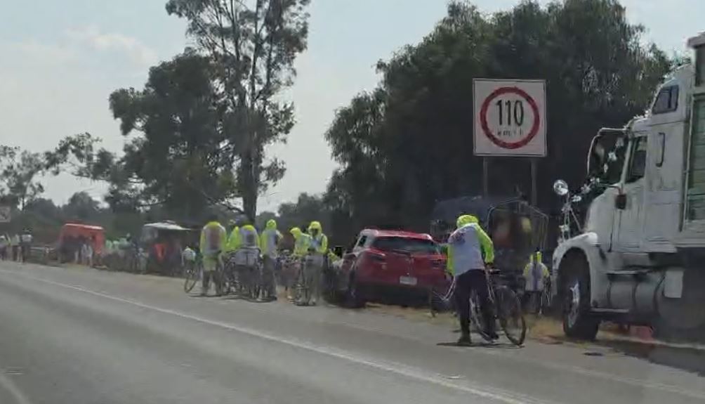 Transito lento en dirección a la CdMx por peregrinación que salió de Ixmiquilpan. (Cortesía)