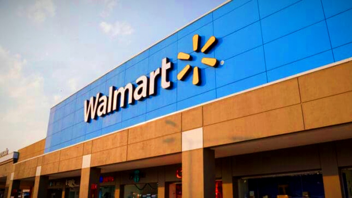 Walmart en León evacúa personas por fuga de gas | Especial