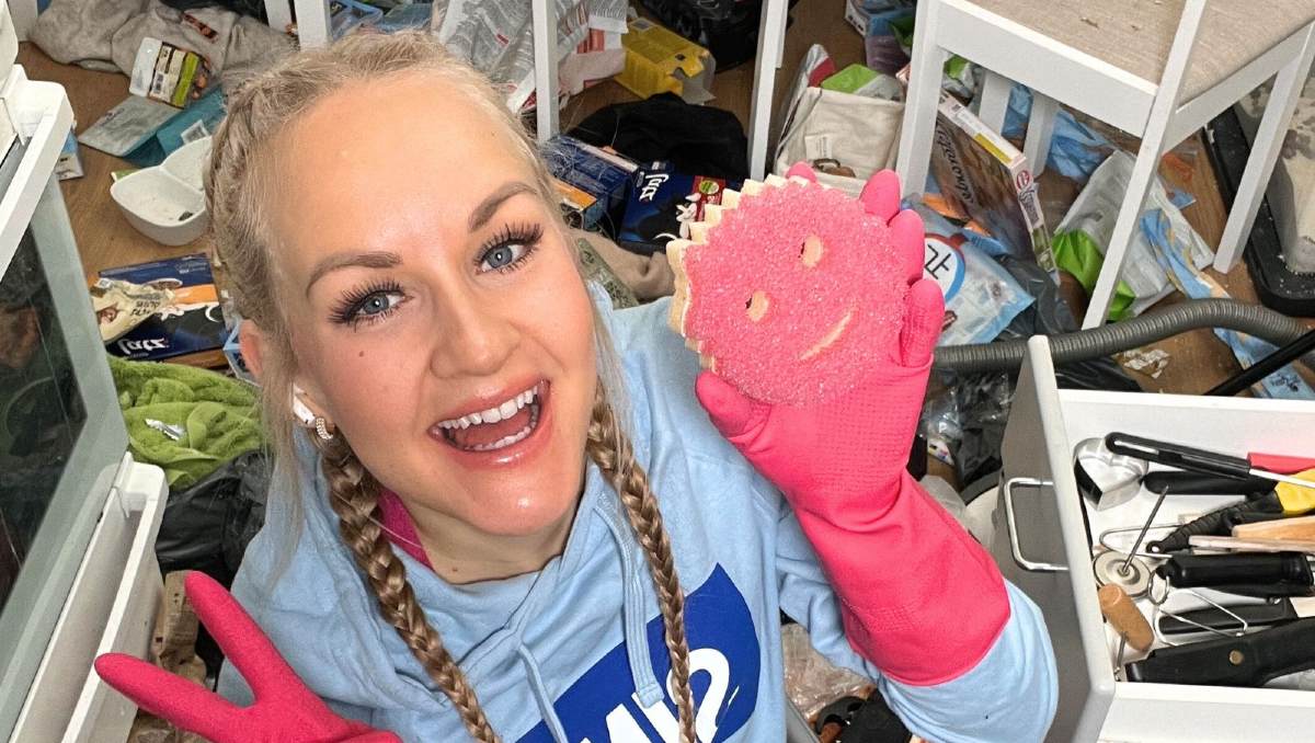 Mujer pasó de ser gerente a limpiar casas extremadamente sucias; ahora es millonaria: "Mi vida está completa con el moho"