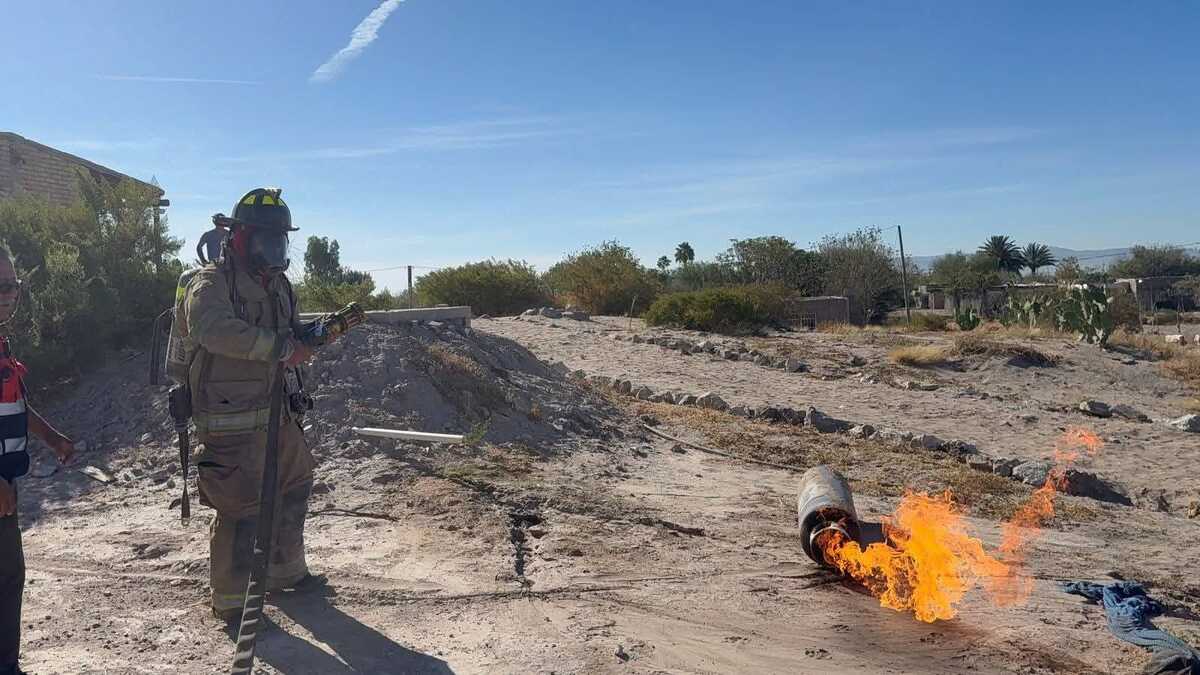 Bomberos lograron controlar el fuego y enfriar el tanque antes de que explotara.| Especial