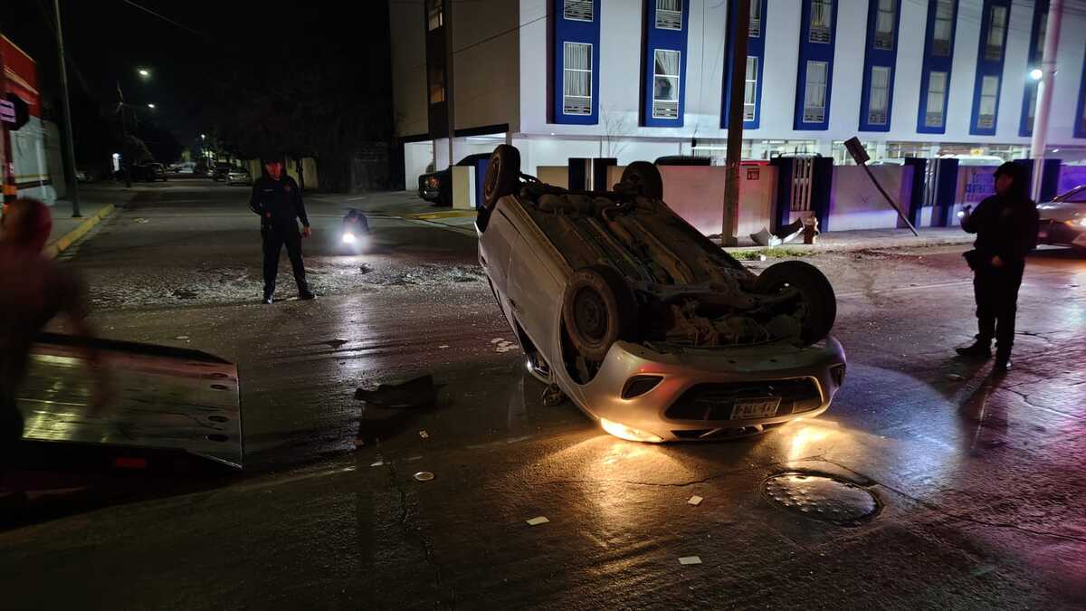 A pesar de que el compacto quedó totalmente destruido, el chófer de nombre Luis Jesús N. resultó ileso.| Especial