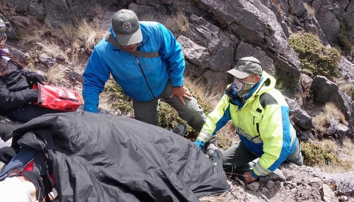 Rescatistas buscan a nueve personas en el Nevado de Colima
