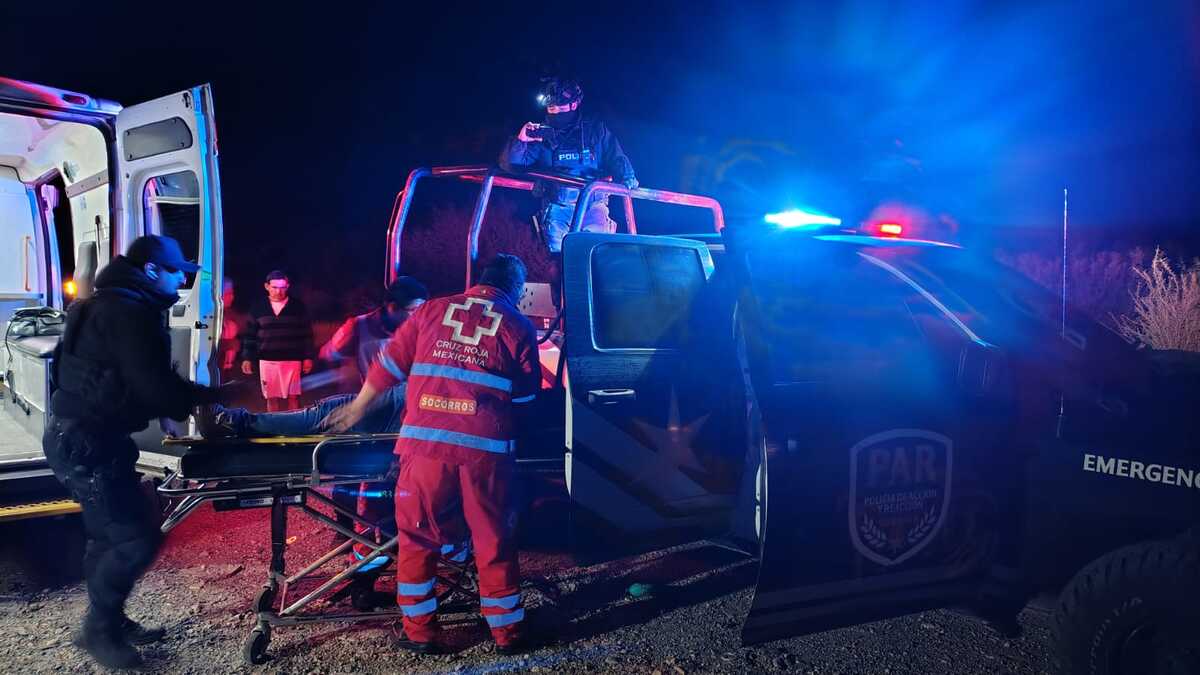 Los elementos del PAR trasladaron en su patrulla a los motociclistas para posteriormente ser interceptados por la ambulancia.
