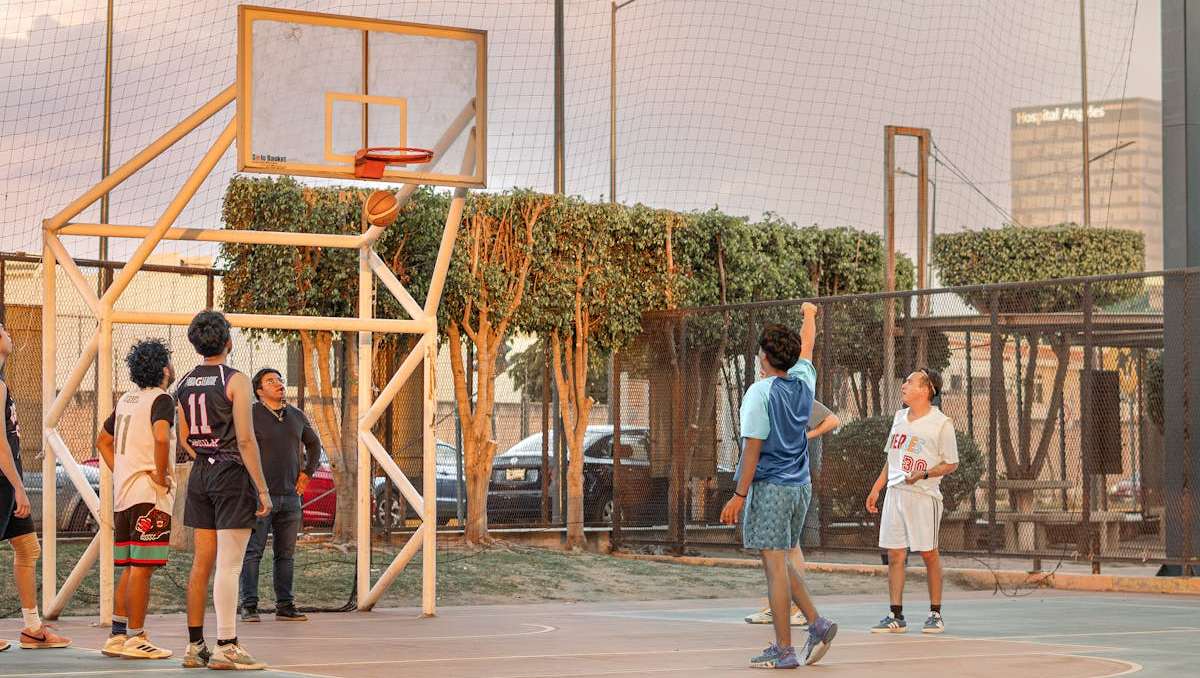 "Responsabilizo al gobierno": adolescente muere tras ser aplastado por un pesado aro de basquetbol; el trágico hecho quedó grabado