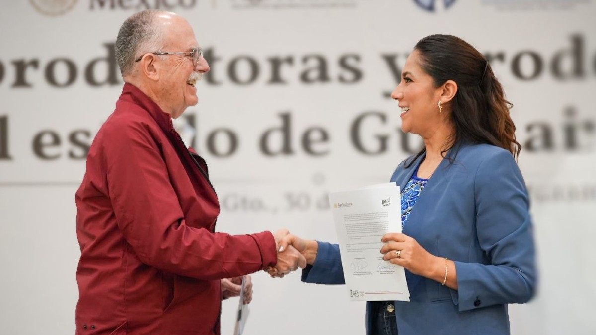 Libia Dennise García Muñoz Ledo y el titular de la Secretaría de Agricultura y Desarrollo Rural.