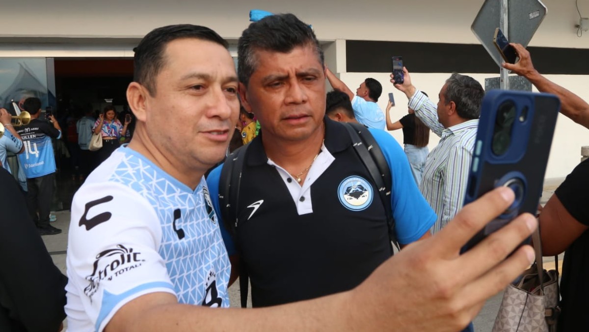 Marco Antonio Ruiz fue recibido por aficionados de la Jaiba Brava tras regresar de Irapuato. (Yazmín Sánchez)