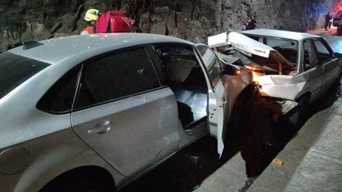 En el percance, dos vehículos tipo sedán —un Volkswagen Vento y un Tsuru— quedaron con daños considerables. | Especial.