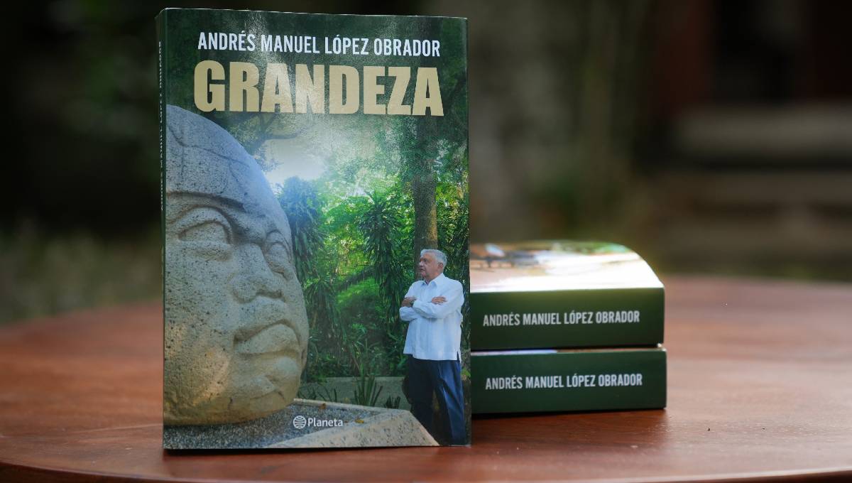AMLO recomienda su libro 'Grandeza' a españoles: "para que vean los horrores de la conquista"