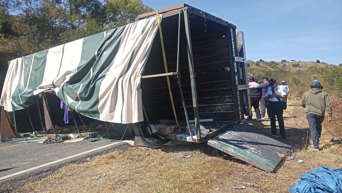 Se registró la volcadura de camión con peregrinos de Puebla que iban a Juquila | Especial