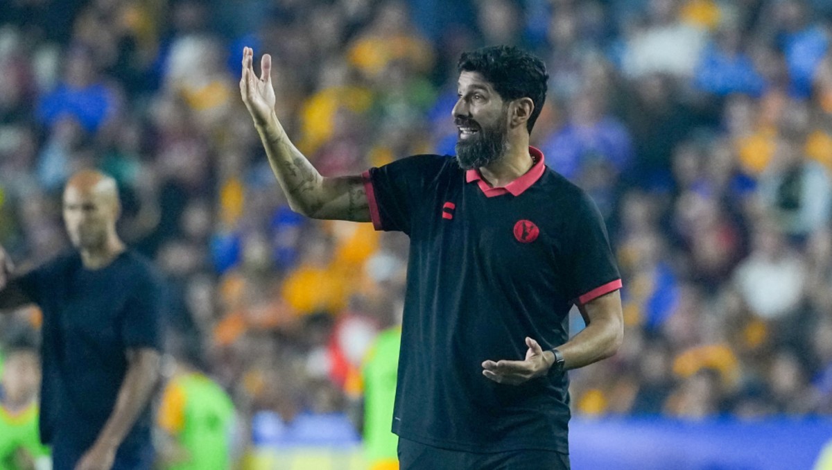 Sebastián Abreu estalla y acusa de arbitraje "localista" en eliminación de Xolos: "El Volcán pesa para el árbitro"
