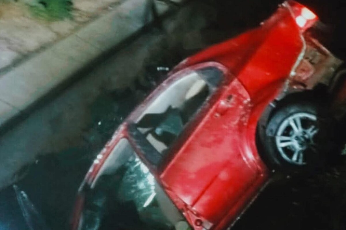 Vecinos intentaron auxiliar a la familia antes del arribo de los equipos de emergencia.