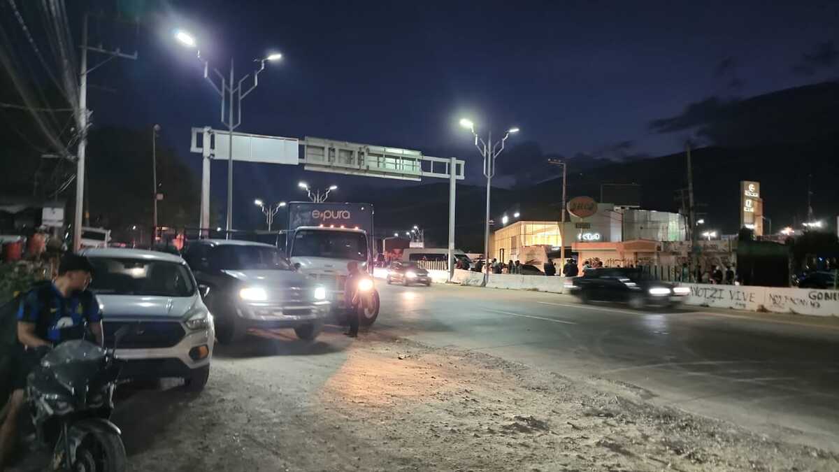 Normalistas de Ayotzinapa bloquean la Autopista del Sol, al sur de Chilpancingo