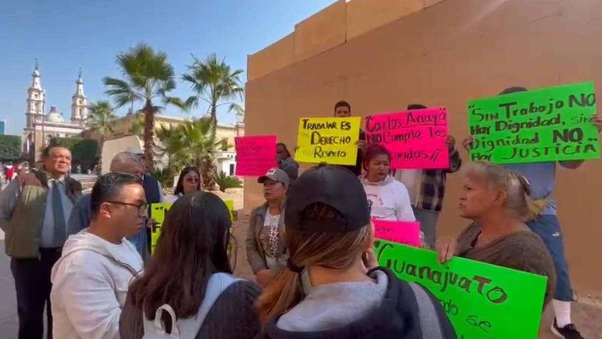 Comerciantes del Centro de León se manifestaron este lunes frente a la Presidencia Municipal de León.