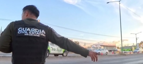 Los hechos ocurrieron en un reten de policías estatales que opera en la carretera federal 57 en dirección de Matehuala a San Luis Potosí.