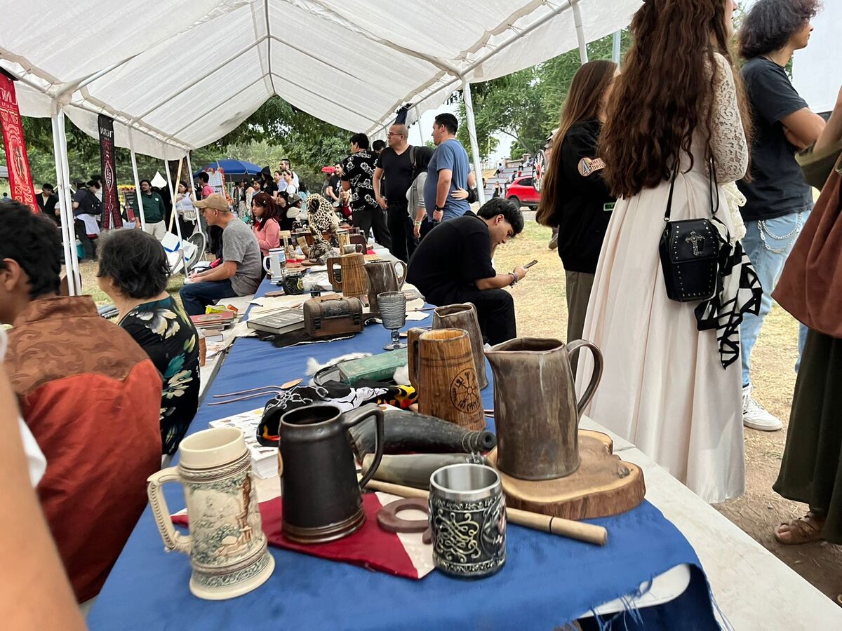 Jovenes se visten de personajes medievales en Culiacán. | Especial