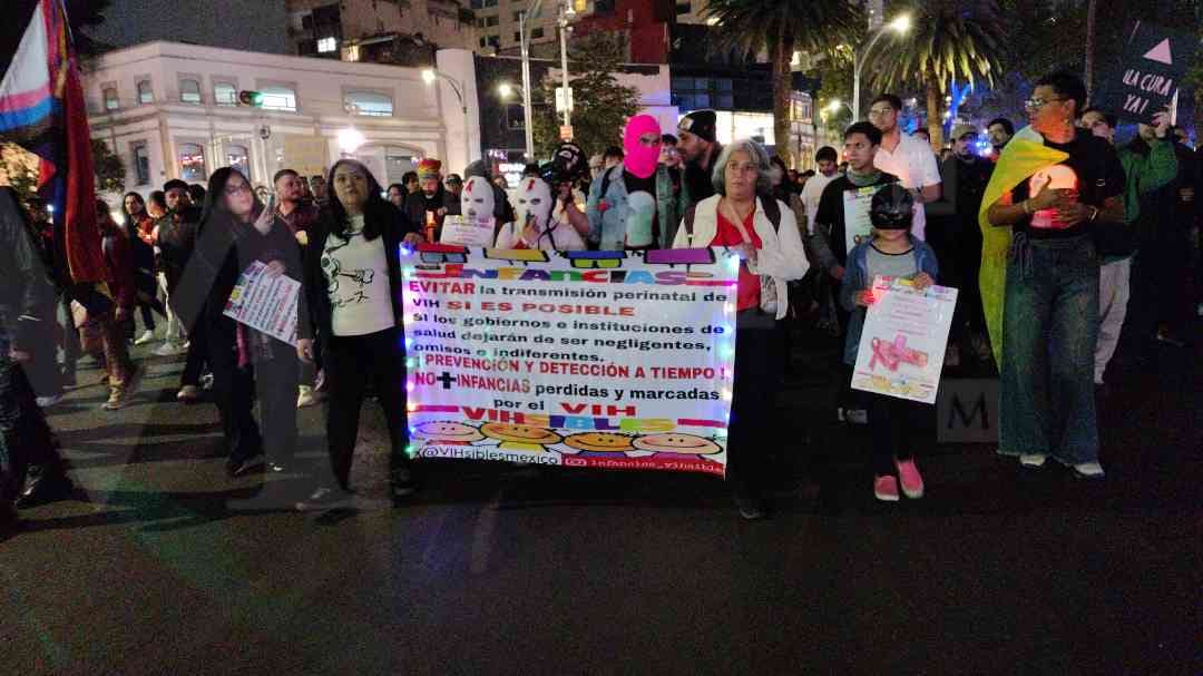 Marchan por la celebración del Día Mundial del VIH-SIDA.