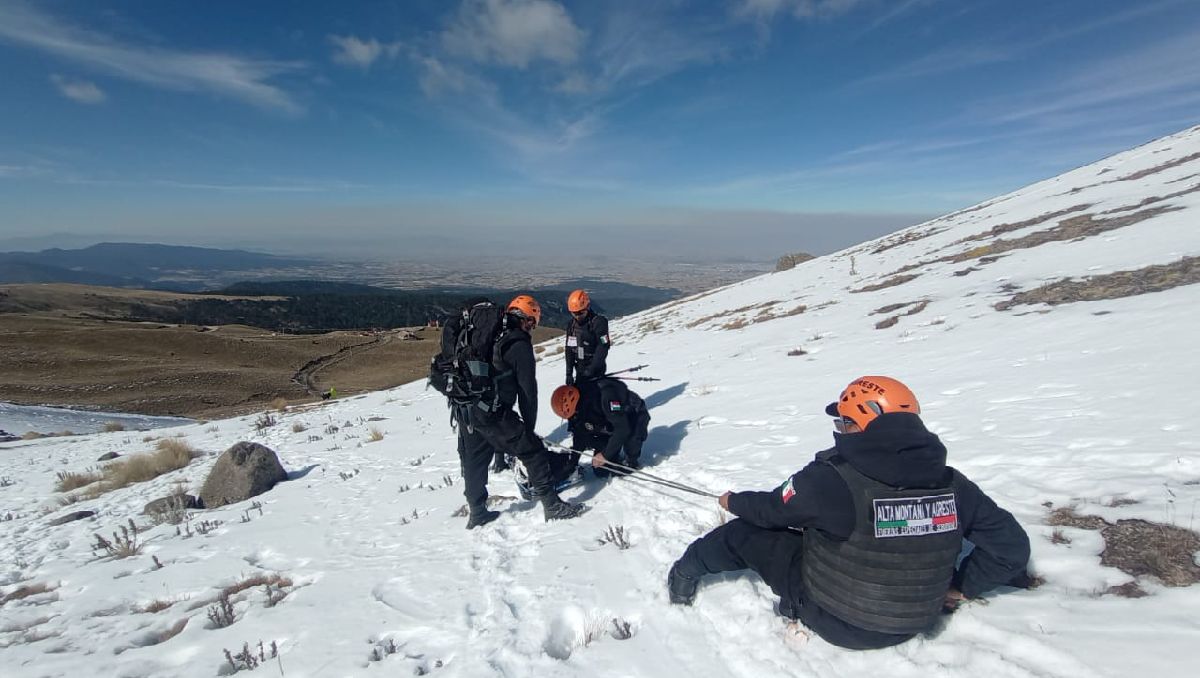 La Policía de Alta Montaña labora a tres mil 500 metros de altura y durante nevadas. Foto: (Especial)