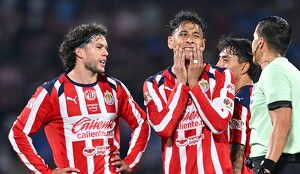 Así reaccionaron los jugadores de Chivas al penal fallado de 'Chicharito' Hernández