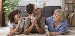 Los abuelos disfrutan de los nietos debido a que ya no tienen la responsabilidad de criarlos