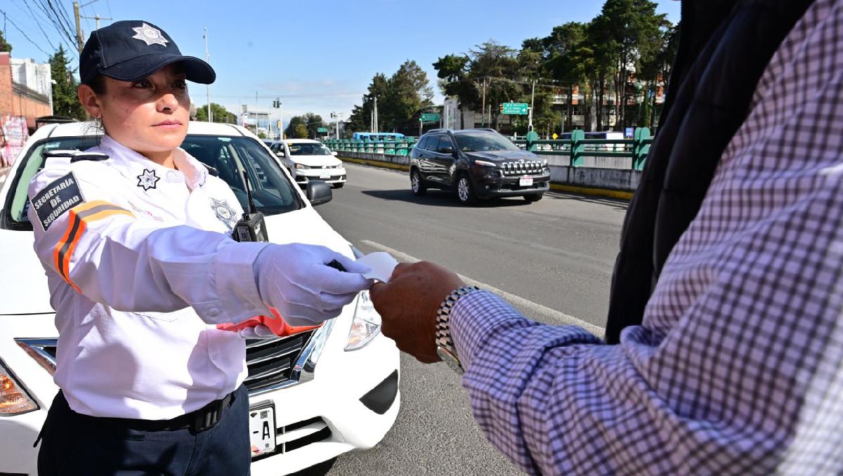 Las agentes de Tránsito son las únicas facultadas para emitir multas en el Estado de México. Foto: (Especial)