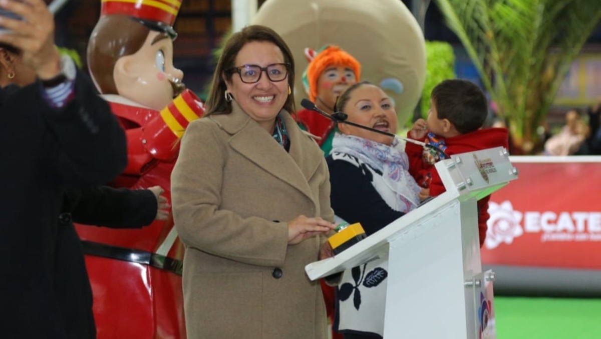 Azucena Cisneros encabezó el inicio de los festejos navideños en el municipio. | Foto: Especial