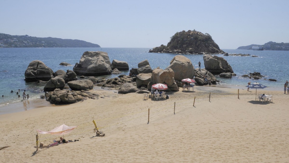 Corriente arrastra a 3 turistas en Acapulco; uno perdió la vida y otro fue hospitalizado