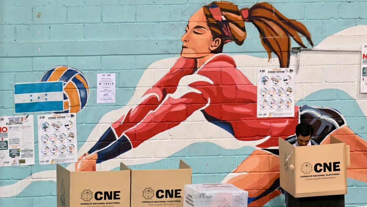 Un hombre emite su voto durante las elecciones generales de Honduras | AFP