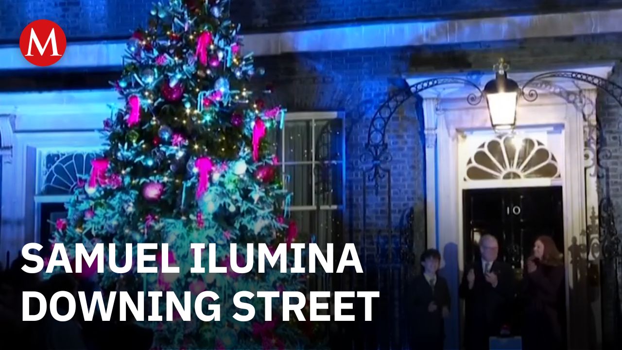 Joven influencer enciende el árbol navideño en Downing Street