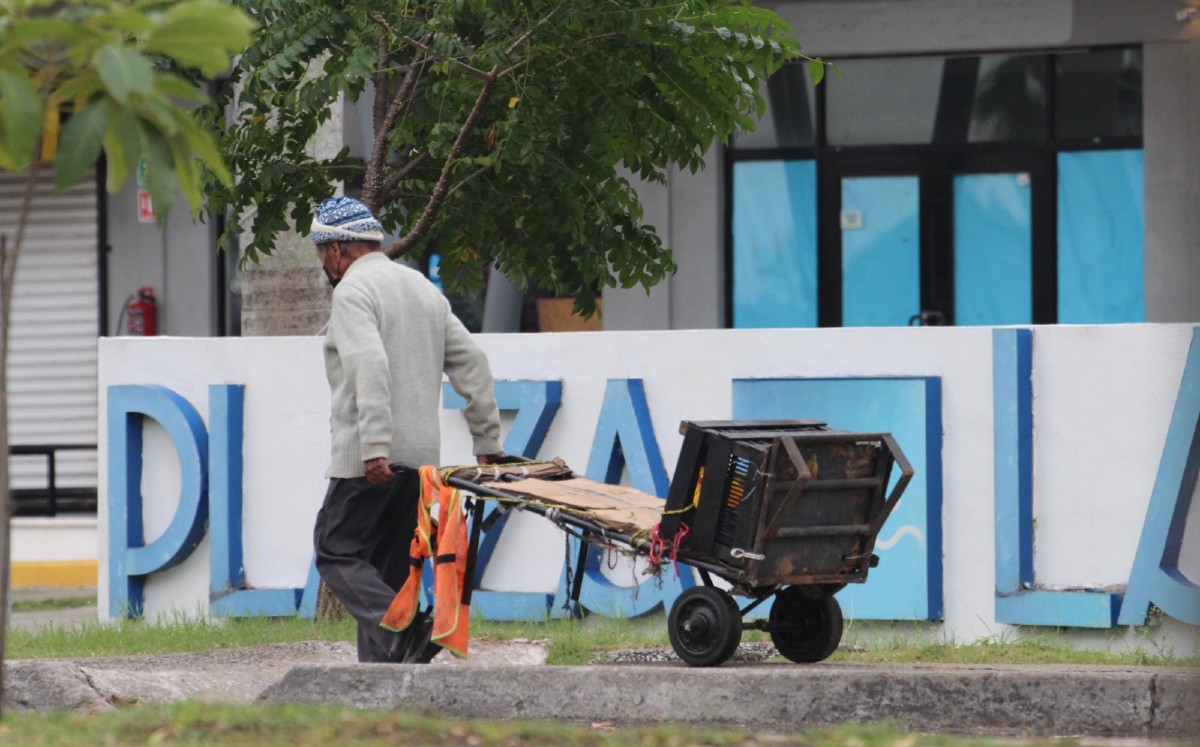 Maximiliano López carga el mandado a la gente que va de compras a los mercados de Tampico. | Sergio Sánchez