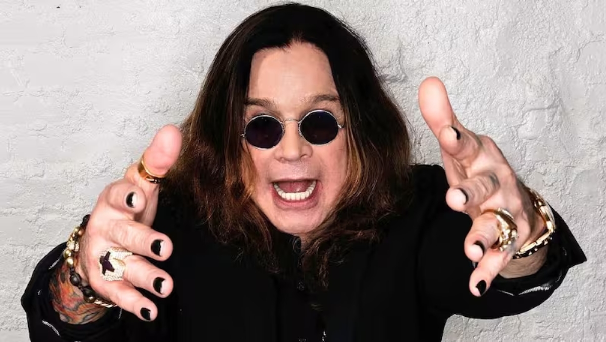 La merch más polémica de Ozzy Osbourne: una playera que dispara contra Roger Waters