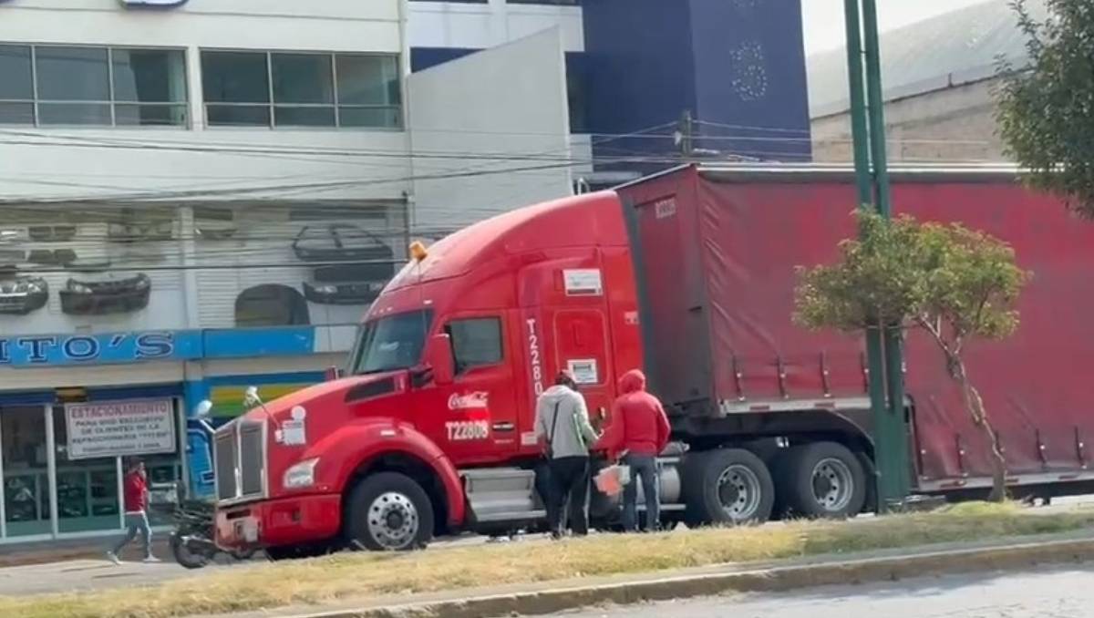 El operador de un tráiler de doble remolque alcanzó al motociclista y lo arrastró por cerca de 20 metros. Especial