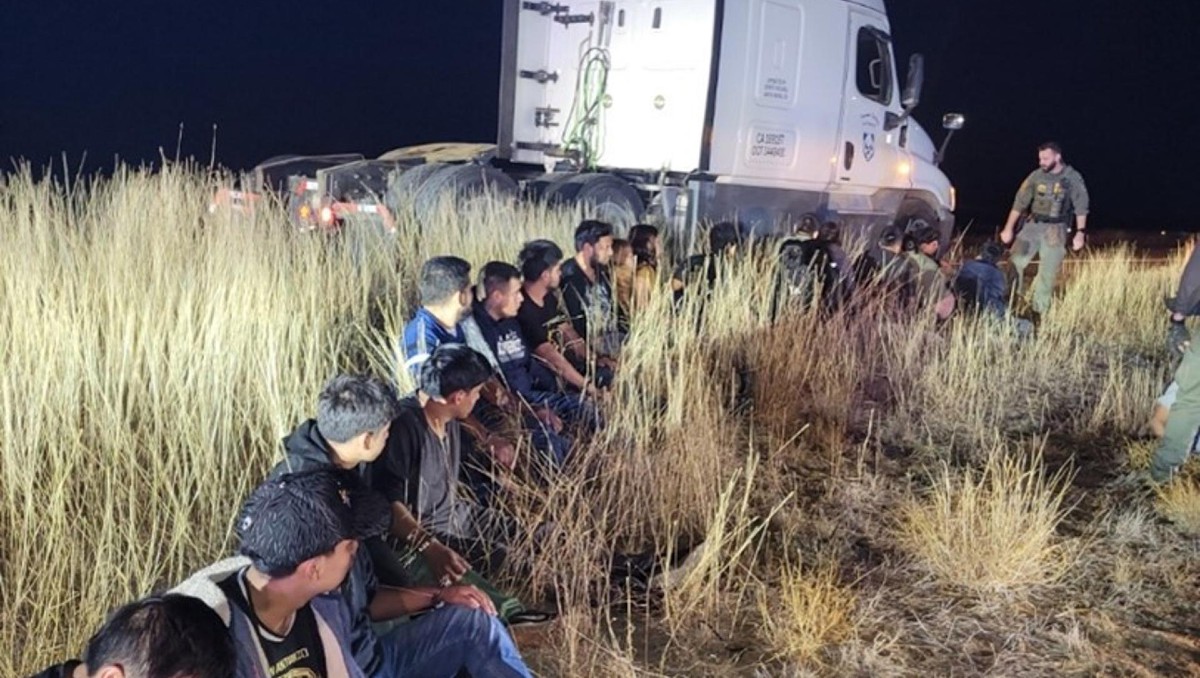 Las personas fueron encontradas con la ayuda de un perro policía. | Foto: EFE