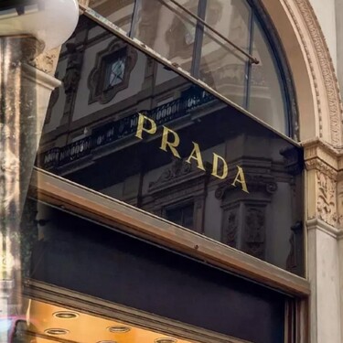 Prada compra Versace por millones de dólares: así cambia la industria