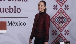 La presidenta Claudia Sheinbaum llegando a su conferencia mañanera del 2 de diciembre