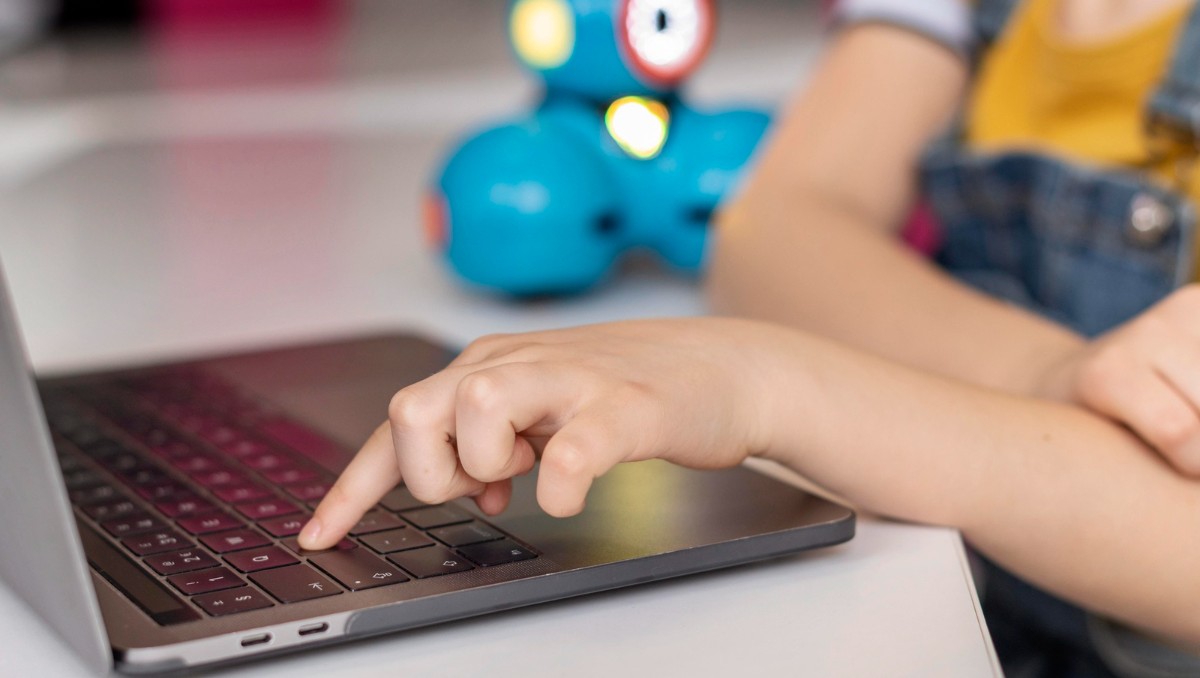 ¿Dependencia emocional? SSC advierte riesgos para menores por uso de inteligencia artificial