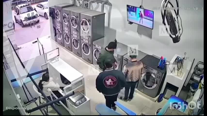 Video muestra ataque armado en lavandería de Plaza Arkana con objetivo que logró esconderse