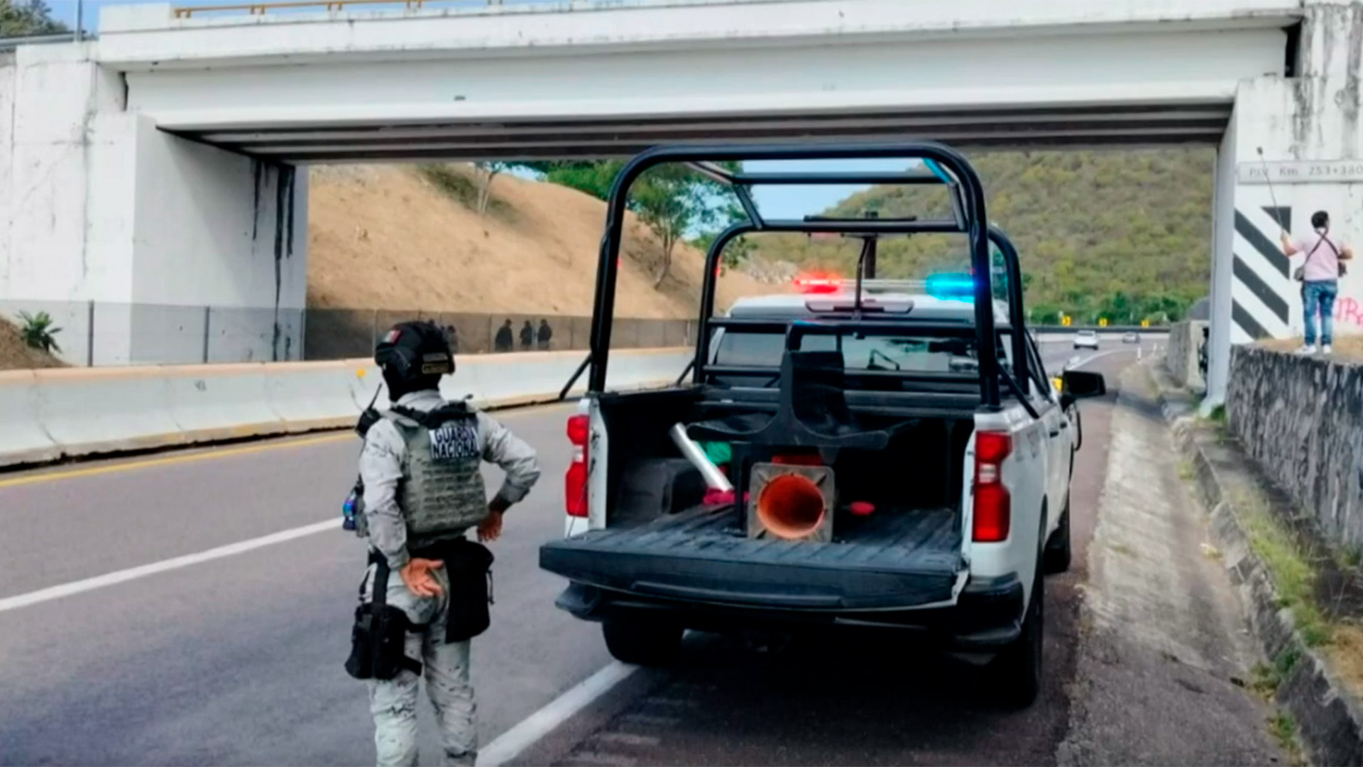 Abandonan bolsas con restos humanos en la Autopista del Sol; GN asegura la zona en Guerrero