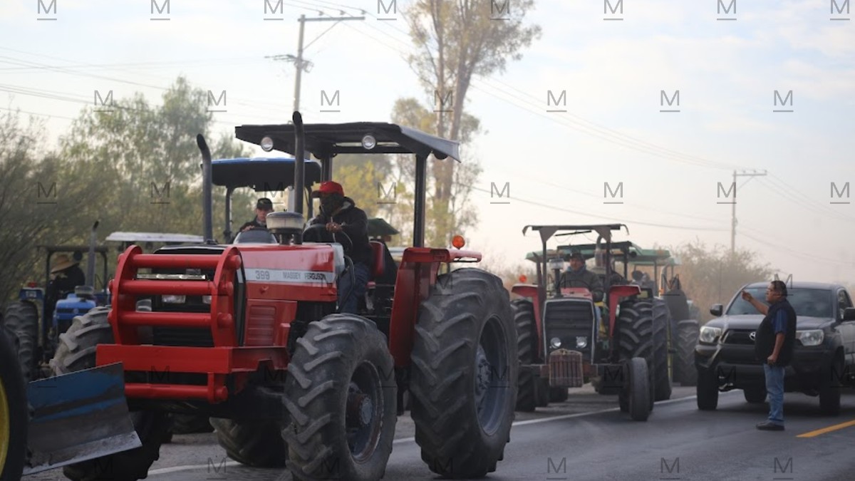 Agricultores tomaron sus tractores para bloquear distintos puntos carreteros de Guanajuato. Foto: Dany Béjar.