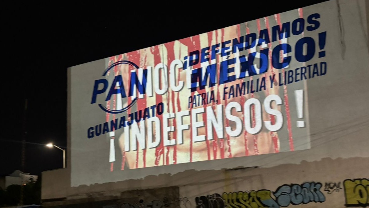 Con apoyo de un proyector y un equipo de sonido, plasmaron en el muro del PAN imágenes de abortos, sangre, muerte y diversos mensajes.