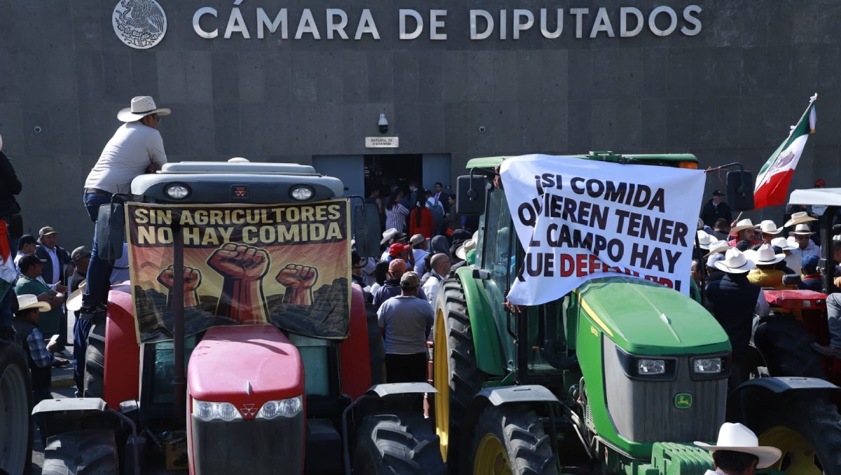 Bloqueo con tractores en la cámara de Diputados de parte de agricultores. | Foto: Juan Carlos Bautista.