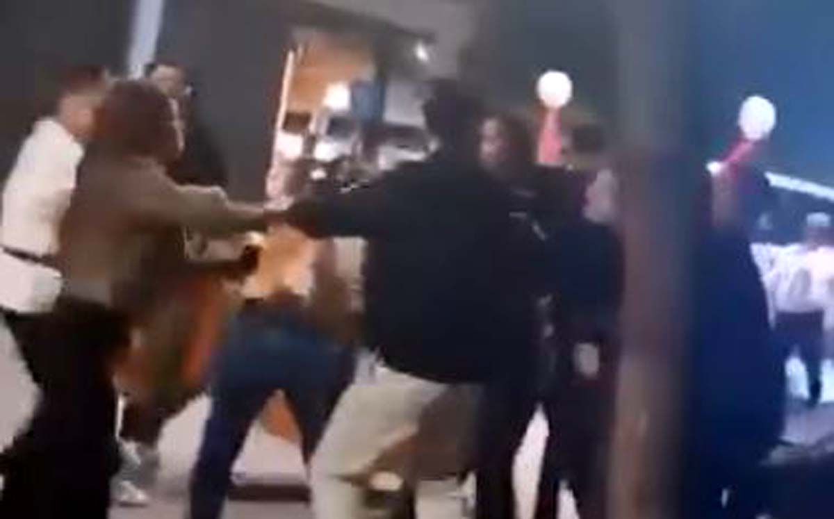 Captan pelea durante peregrinación en Torreón. | Foto: Especial