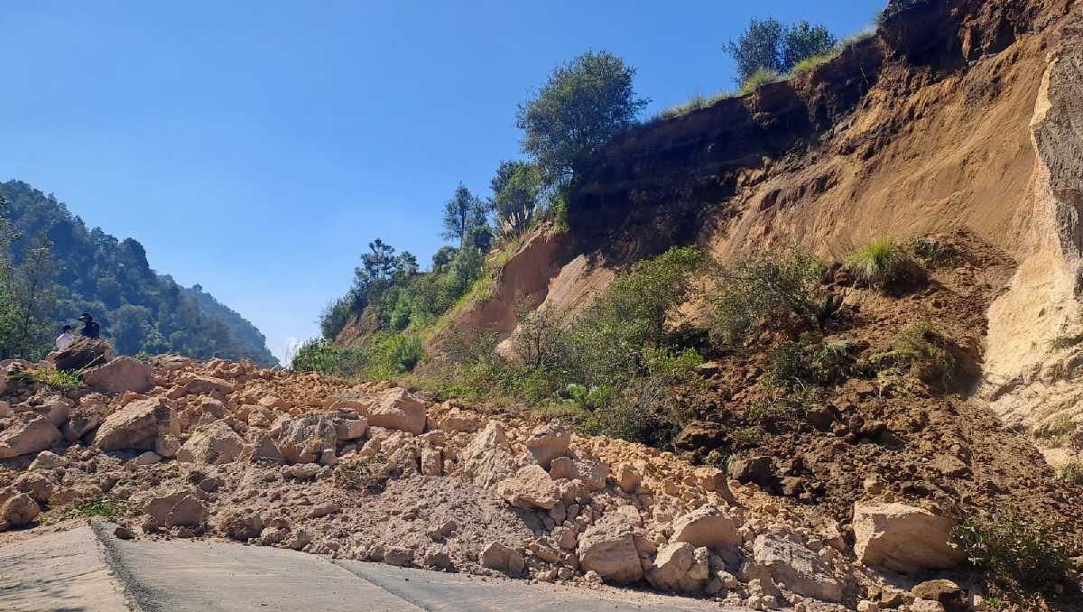 El derrumbe en San Pedro Tlanixco ha provocado que vehículos queden varados. Foto: (Especial)