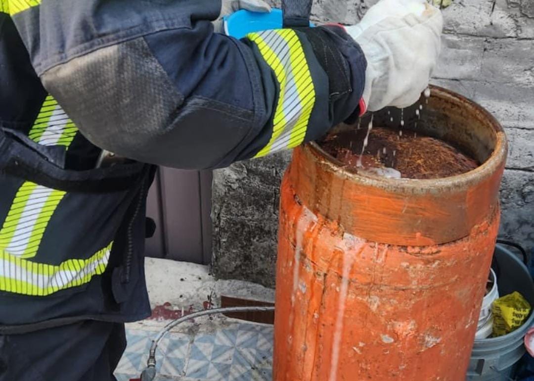 El gas se estaba escapando en medio de las llamas.