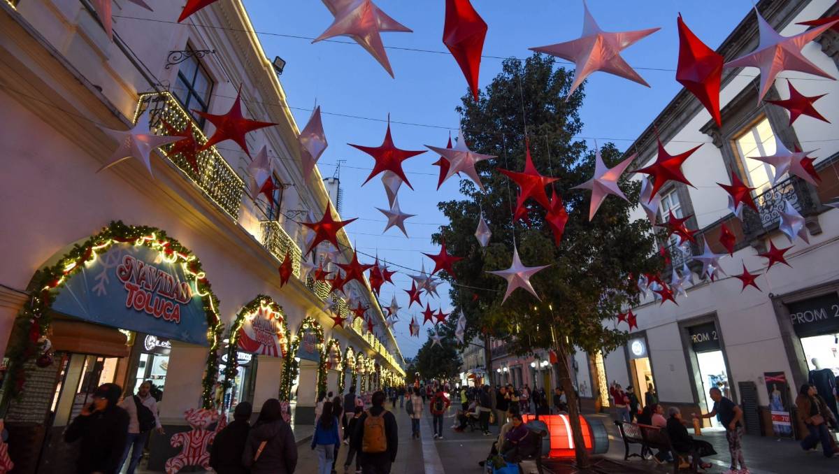 Permisos a comerciantes por temporada decembrina en Toluca. Foto: Cuartoscuro