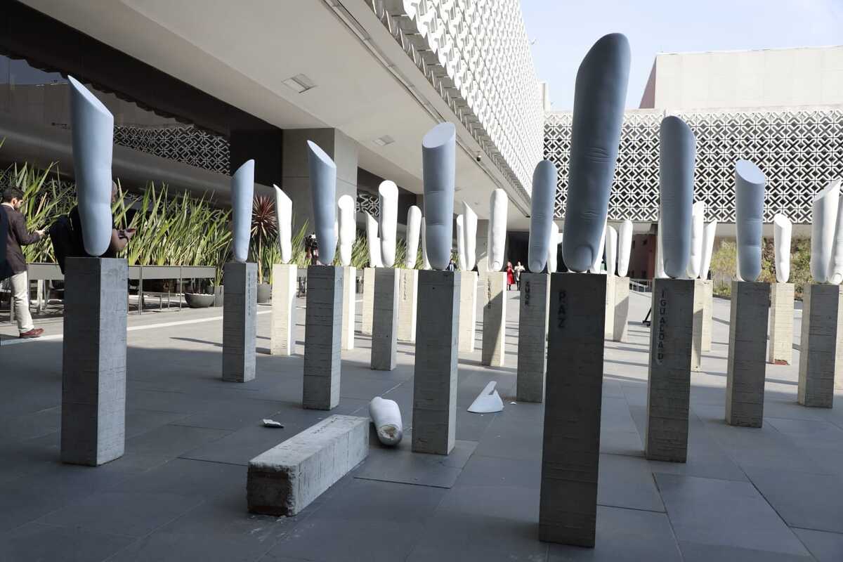 La pieza fue derribada por una mujer que se recargó deliberadamente en ella. (Foto: Juan Carlos Bautista)